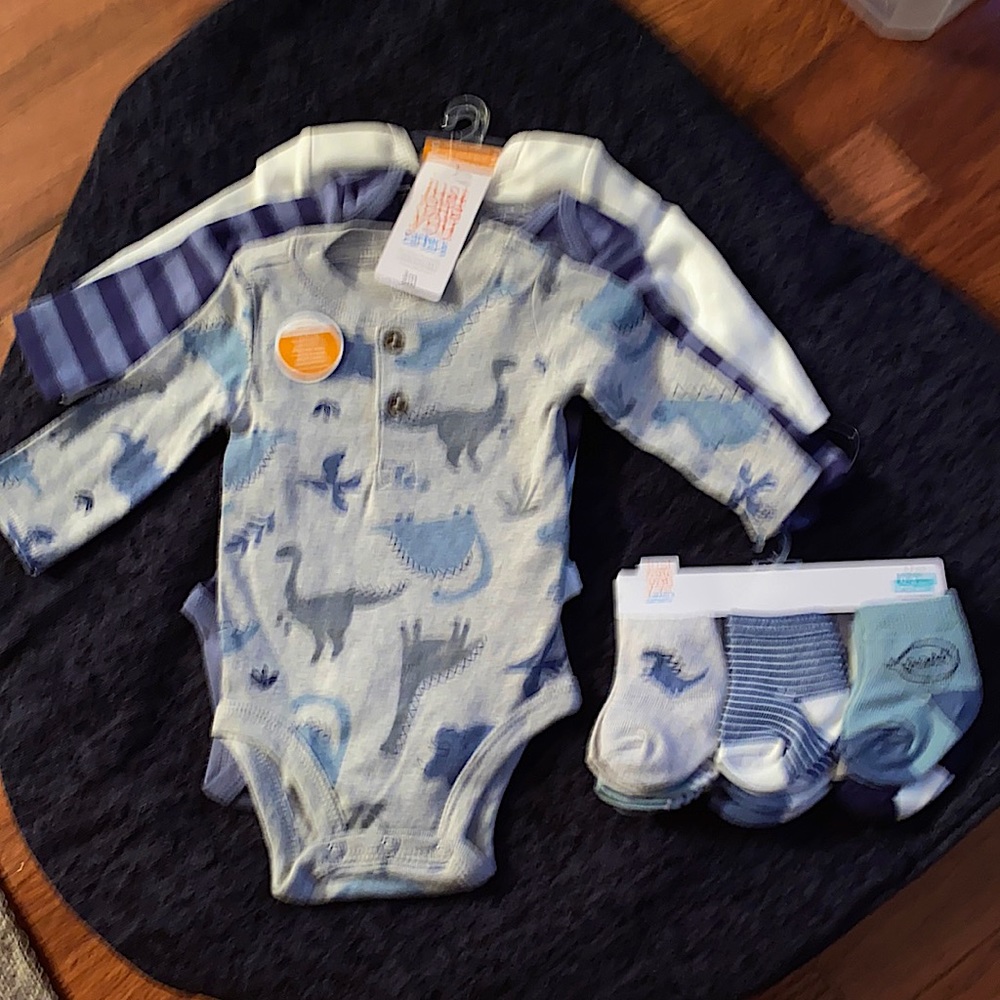 Just 
One You
made by
Carter’s Bodysuit w/🦖 🦕 Design 
3m, 21.5-24 in. 9-15lbs.